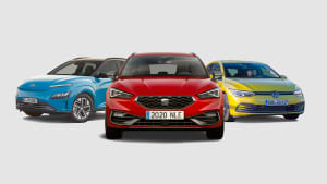 Ein roter Seat Leon, ein gelber VW Golf und ein blauer Hyundai Kona als Kollage for grauem Hintergrund - Diese Modelle sind die Gewinner des Ecotest 2021