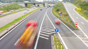 Auto fährt auf dem Beschleunigungsstreifen auf die Autobahn