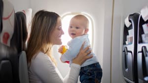 Mutter und Baby in einem Flugzeug