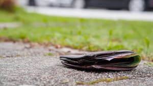 Eine mit Geld gefüllte Geldbörse liegt verloren auf der Strasse