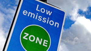 Schild an einer Low emission zone in England