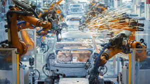 Roboter fertigen Autos in einer Fabrik