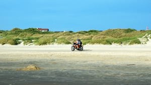 Crossfahrer am Strand bei Lökken