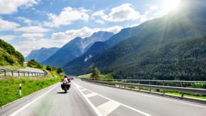 Motorradfahrer in den Alpen
