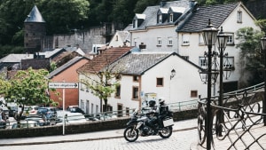 Ein Motorrad fährt durch eine kleine Stadt in Luxemburg