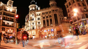 Nachtleben auf einer Strasse in Madrid