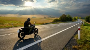Motorradfahrer auf einer Landstraße
