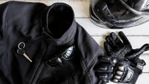 schwarze Schutzbekleidung für Motoradfahrer