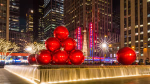 Riesige rote Christbaumkugeln vor der Radio City Music Hall