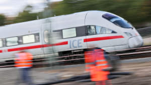 Ein ICE fährt an einer Gleisbaustelle vorbei