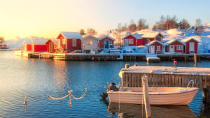 Rote Häuser im Winter an einem Hafen in Schweden