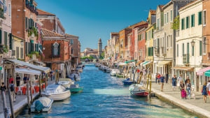 Touristen an einem sonnigen Tag am Kanal in Murano, Venedig