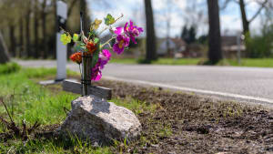 Ein Kreuz an der Landstrasse erinnert an einen tödlichen Unfall