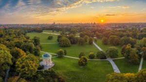 Luftaufnahme des Englischen Gartens in München mit Pavillion