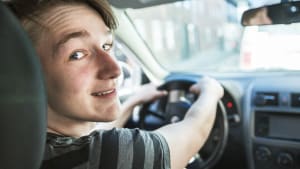 Ein jugendlicher Autofahrer am Steuer
