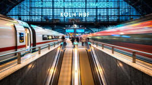 Zwei Züge im Kölner Hauptbahnhof