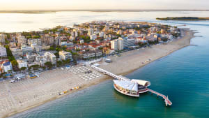 Ligniano Sabbadiadoro mit Stadt und Meer aus der Luftperspektive