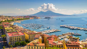 Blick auf den Golf von Neapel mit dem Vulkan Vesuv im Hintergrund