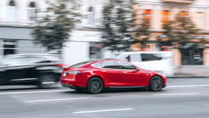 Ein roter Tesla in der Stadt