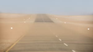 Schlechte Sicht auf einer einsamen Straße in Namibia wegen einem Sandsturm