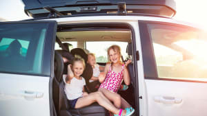 3 junge Mädchen machen Picknick im Auto
