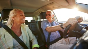 Älteres Ehepaar fährt Auto
