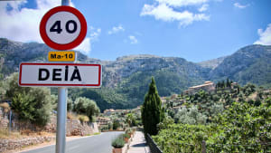 Verkehrsschild mit Tempolimit auf Mallorca