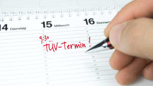 Roter Eintrag TÜV-Termin in einem Kalender