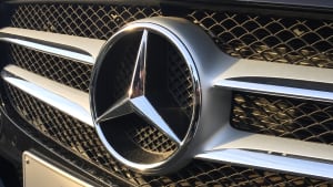 Mercedes Stern an Autofront