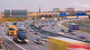 Viele Autos fahren bei Dämmerung auf einer Autobahn in Deutschland bei München