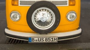 VW Bus mit Wunschkennzeichen und H Kennzeichen
