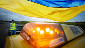 Dachlicht eines ADAC Pannenhelfers und ukrainische Flagge