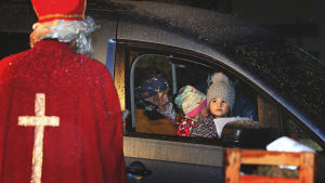 Nikolaus verteilt Geschenke an Kinder bei Nikolaus-Drive-In