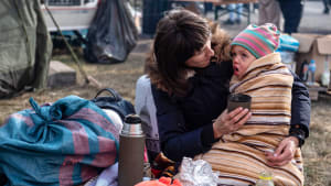 Eine Mutter mit einem Kind auf der Flucht aus der Ukraine