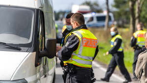 Bundespolizisten kontrollieren einen Autofahrer an der Grenze