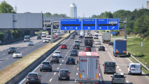 Viel Verkehr am Autobahnende der A9 kurz vor München