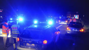 Polizei-Streifenwagen mit Blaulicht zur Absicherung einer Unfallstelle auf der A 8 bei Esslingen