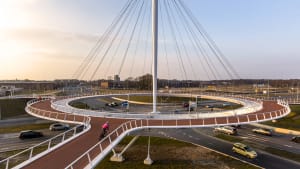 Der Hovenring in Eindhoven ist eine schwebender Kreisverkehr mit einem Radschnellweg