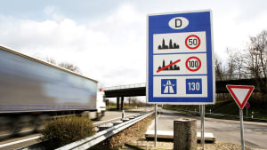Eine Verkehrstafel zur Richtgeschwindigkeit in Deutschland an der Autobahn