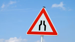 Verkehrszeichen zur Fahrbahnverengung