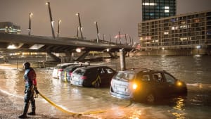 Autos stehen in Hamburg unter Wasser