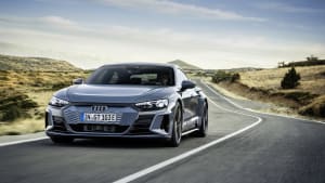Der neue Audi e-tron GT  in grau-metallic auf einer Landstrasse