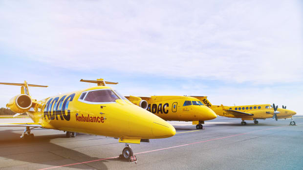 ADAC Ambulanz-Service, drei ADAC Ambulance-Flugzeuge (alle im typischen ADACgelb) stehen nebeneinander auf einem Rollfeld
