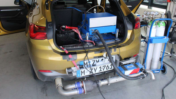 Auto mit Messgerät auf dem Prüfstand im Testzentrum Landsberg