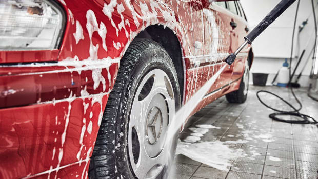 Ein roter Mercedes wird gewaschen