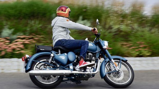 Ein Mann fährt auf einer Royal Enfield Classic 500