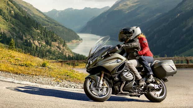 BMW R 1250 fährt auf einer kurvigen Bergstrasse