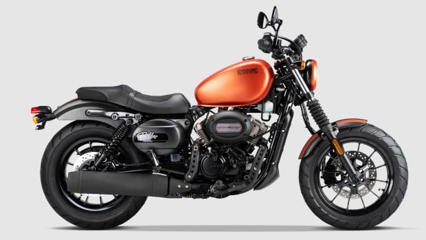 Seitenansicht einer stehenden Hyosung GV 125 S Aquila