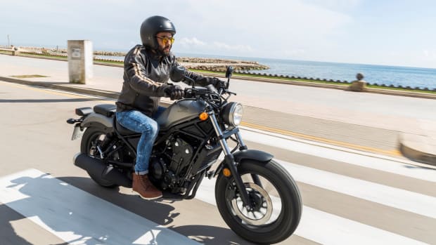 Mann fährt auf einer Honda Rebel