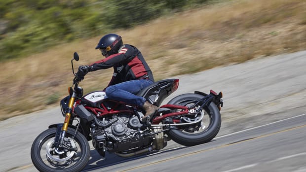 FTR 1200 S Motorrad fahrend auf Strasse